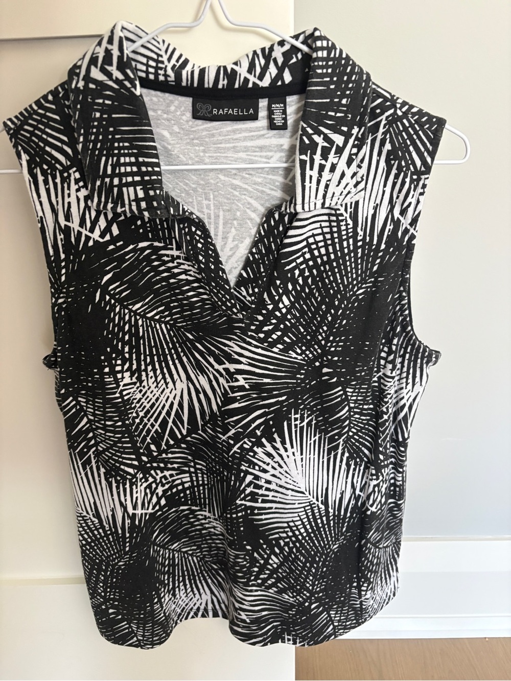 Rafaella Black & White Tropical Palm-Print Collared Sleeveless Golf Top